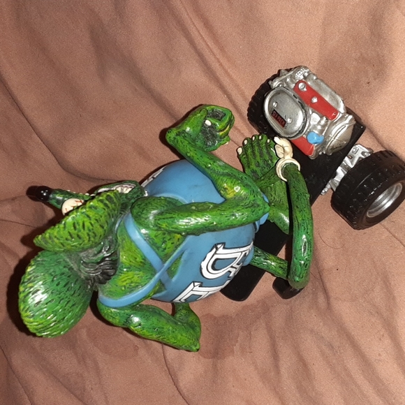 Rat Fink Figurine with  Motorized Skateboard - Picture 9 of 9